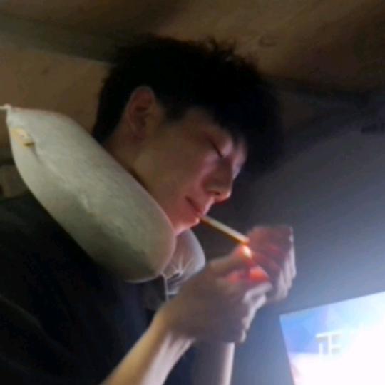 偷瞄月色