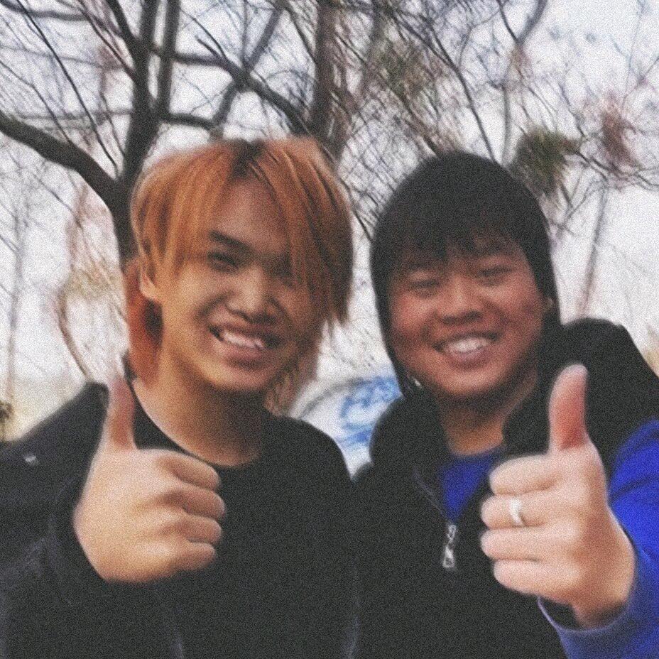 王源给丁真买烟发现孙笑川在教蔡徐坤打胶