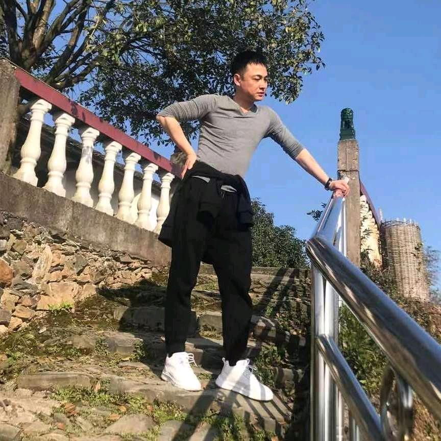 把手给我′′！