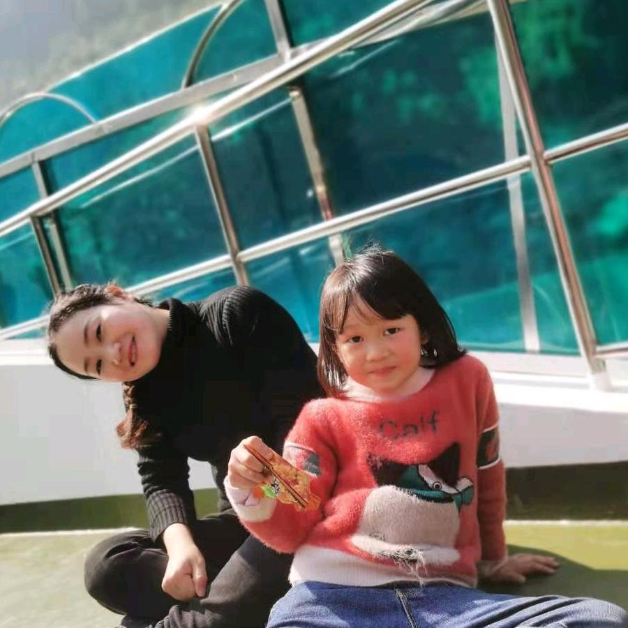 江口香叶鱼大排档老板娘