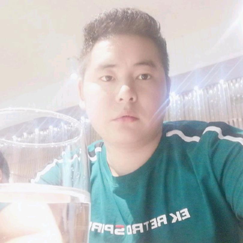 刘     一      飞