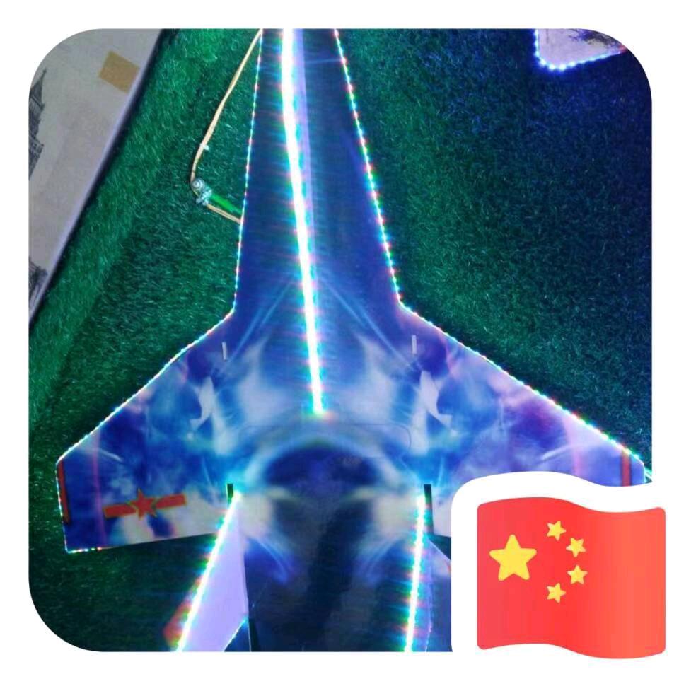 蓝蓝的天空，飘着白白的云朵