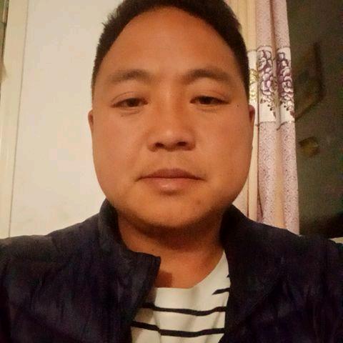 摆地摊卖水果的兵哥。