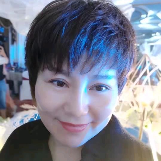 笑笑不说话