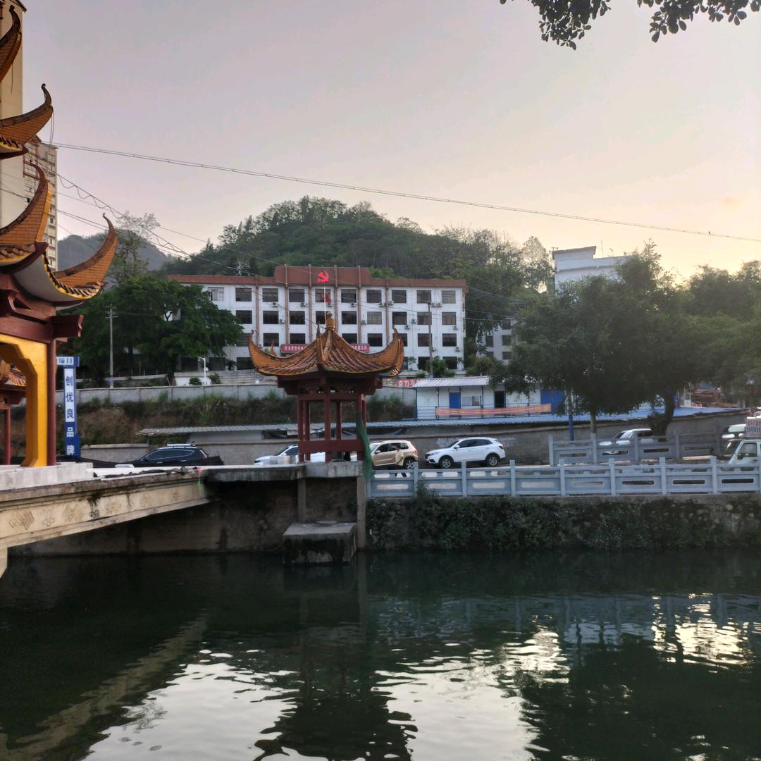 富宁疏通各种管道。搬家