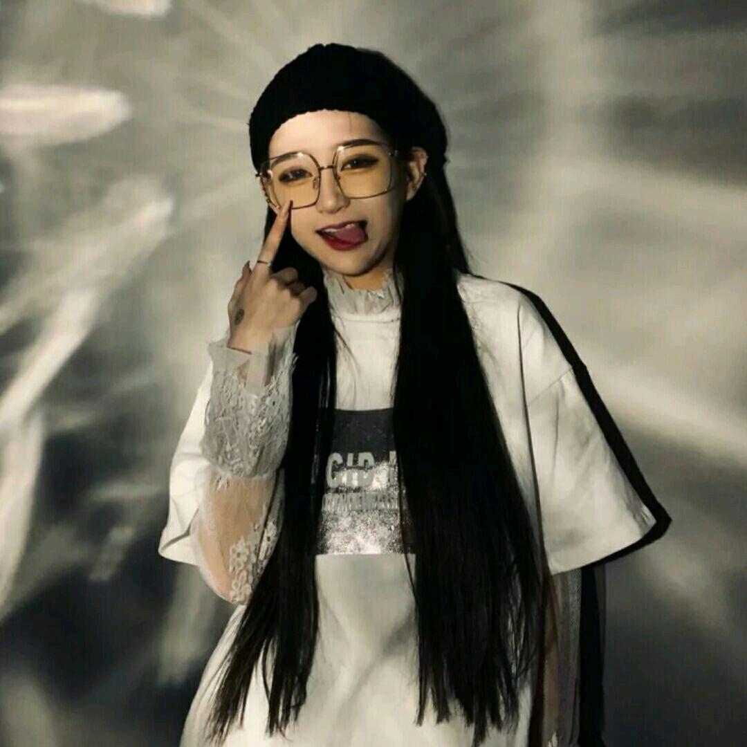 @   露露露  露大美 儿