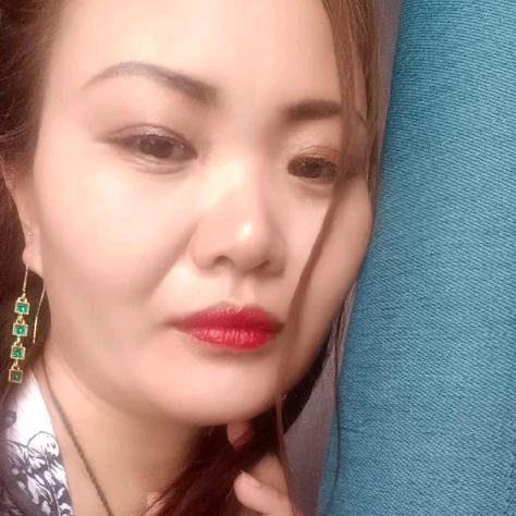 坐在猫斯吃牛🐂肉