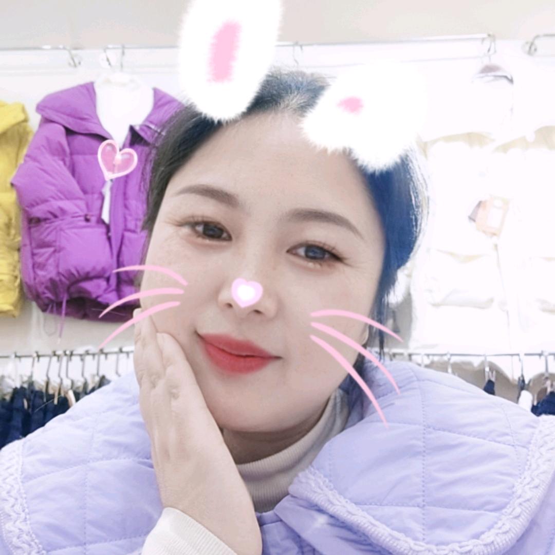 我是卖衣服的小姐姐。