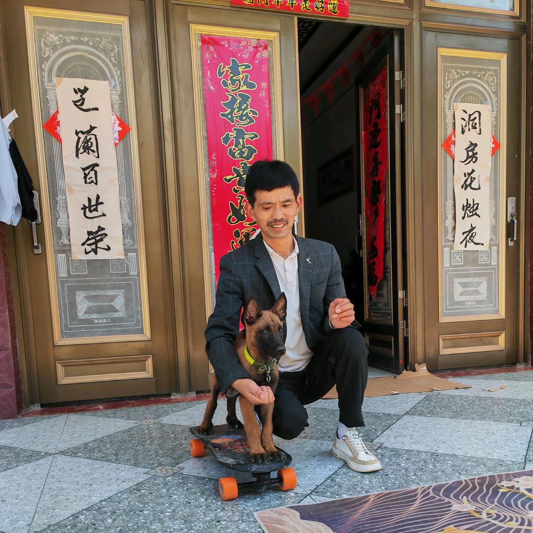 小虎玩滑板