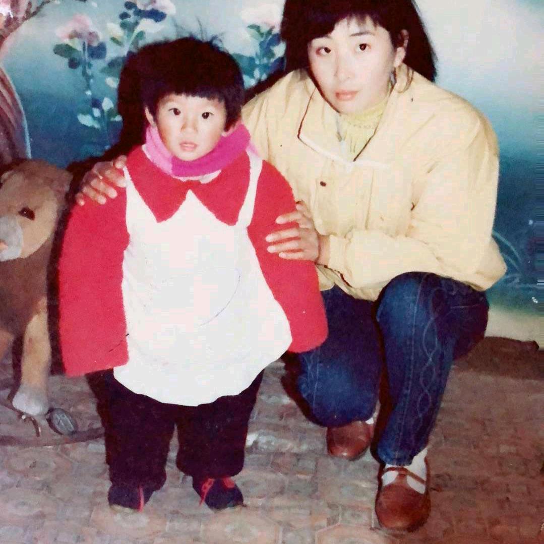 英子单身喜欢唱歌。