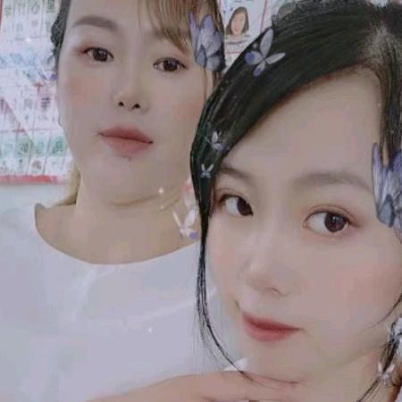 少女上午开直播。