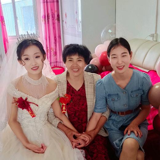 王二妮。