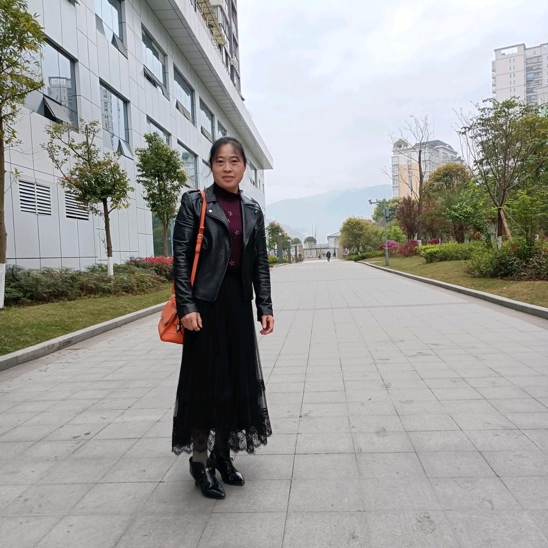 不为往事优，余生只愿笑