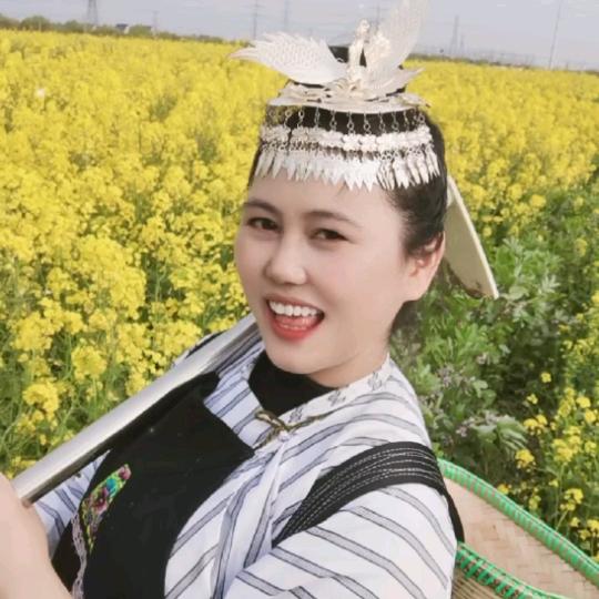 布依大嘴巴不唱山歌跳舞