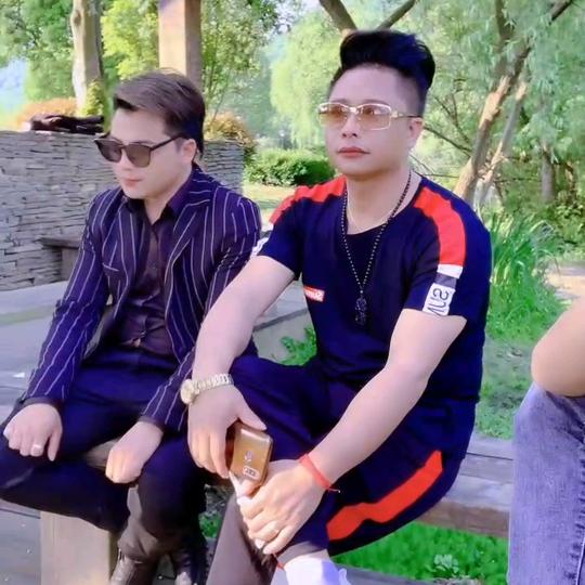 草根艺人情歌(王)子，黑哥