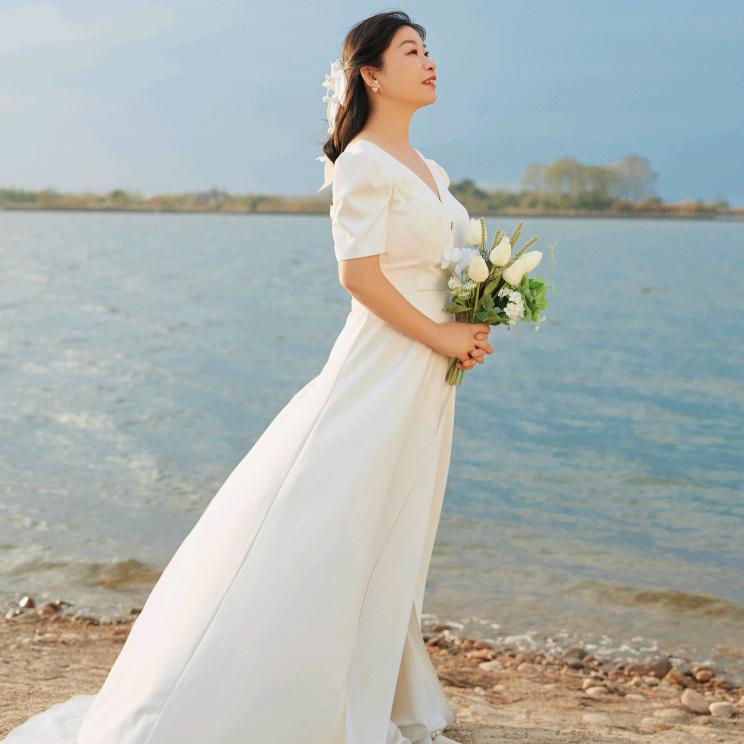 面带微笑向前走