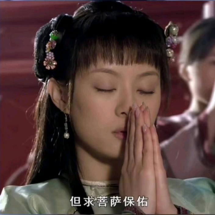 对方正在长头发.