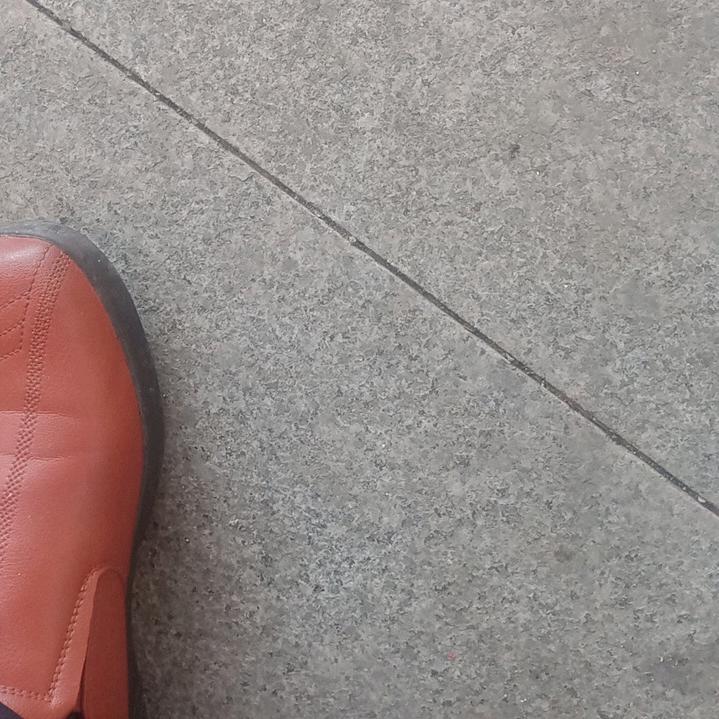 －／