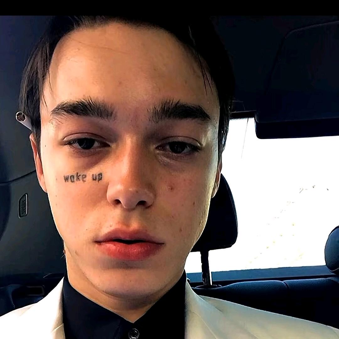 快乐的小鬼打网球🎾