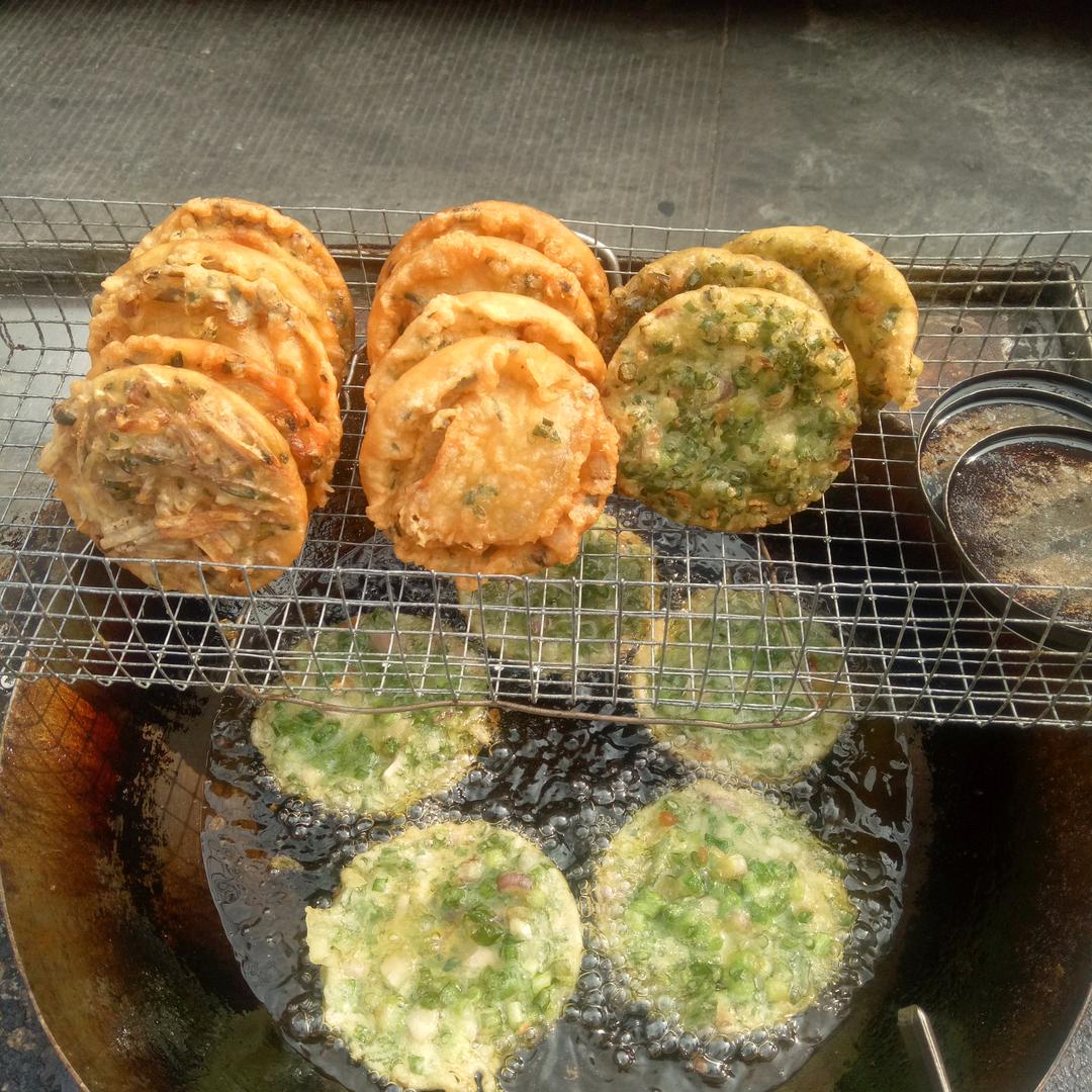 覃哥。广西人在东莞石碣卖艾叶粑粑，葱油饼