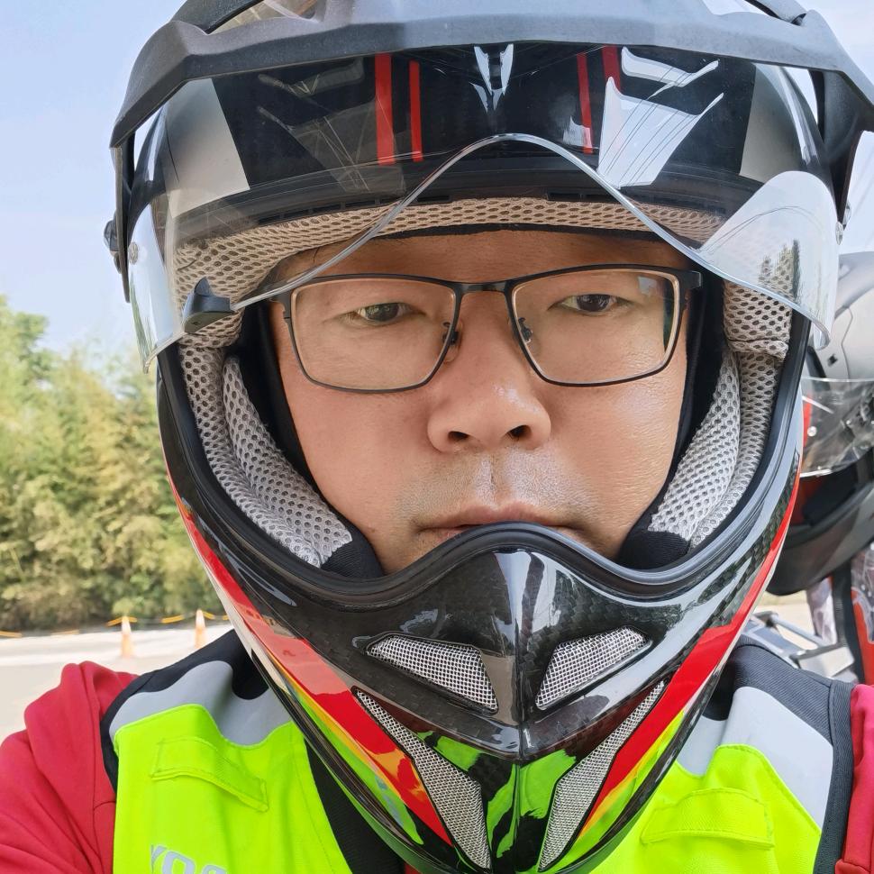 骑摩托的杨老师