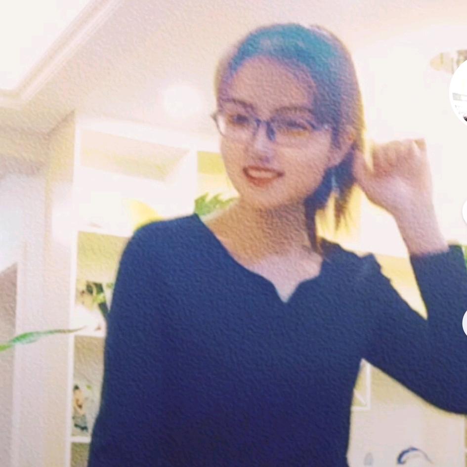 戴眼镜的小姐姐