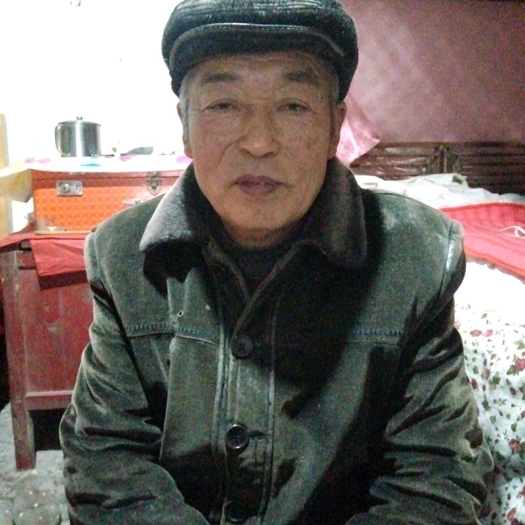 农村老头养土鸡土鸭