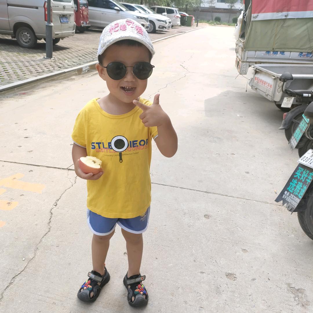 爱笑的眼睛有点大。