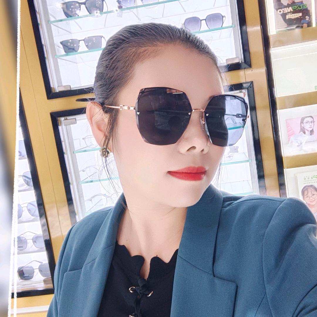 会卖眼镜的小姐姐