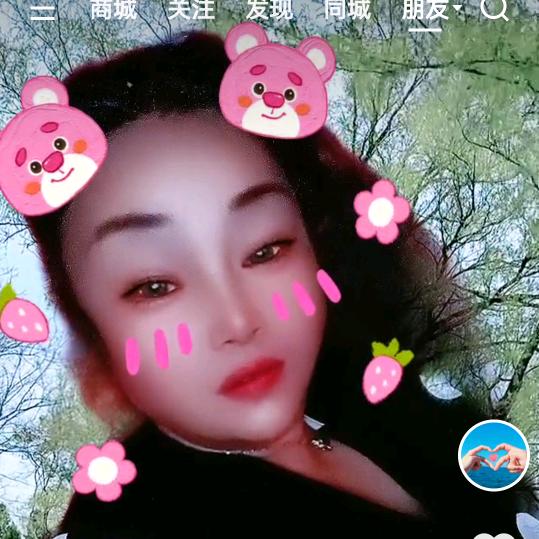 思念俩个儿子，儿长眠母长念，微笑掩饰悲伤