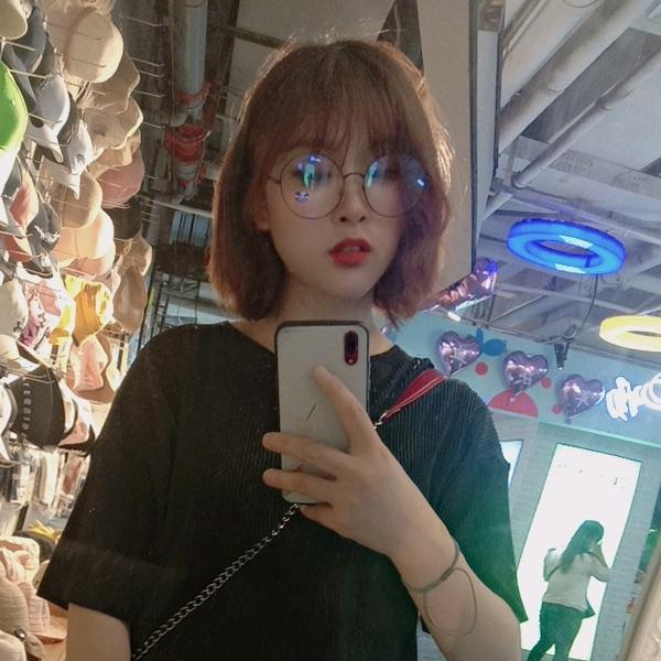 路灯下的小姑娘