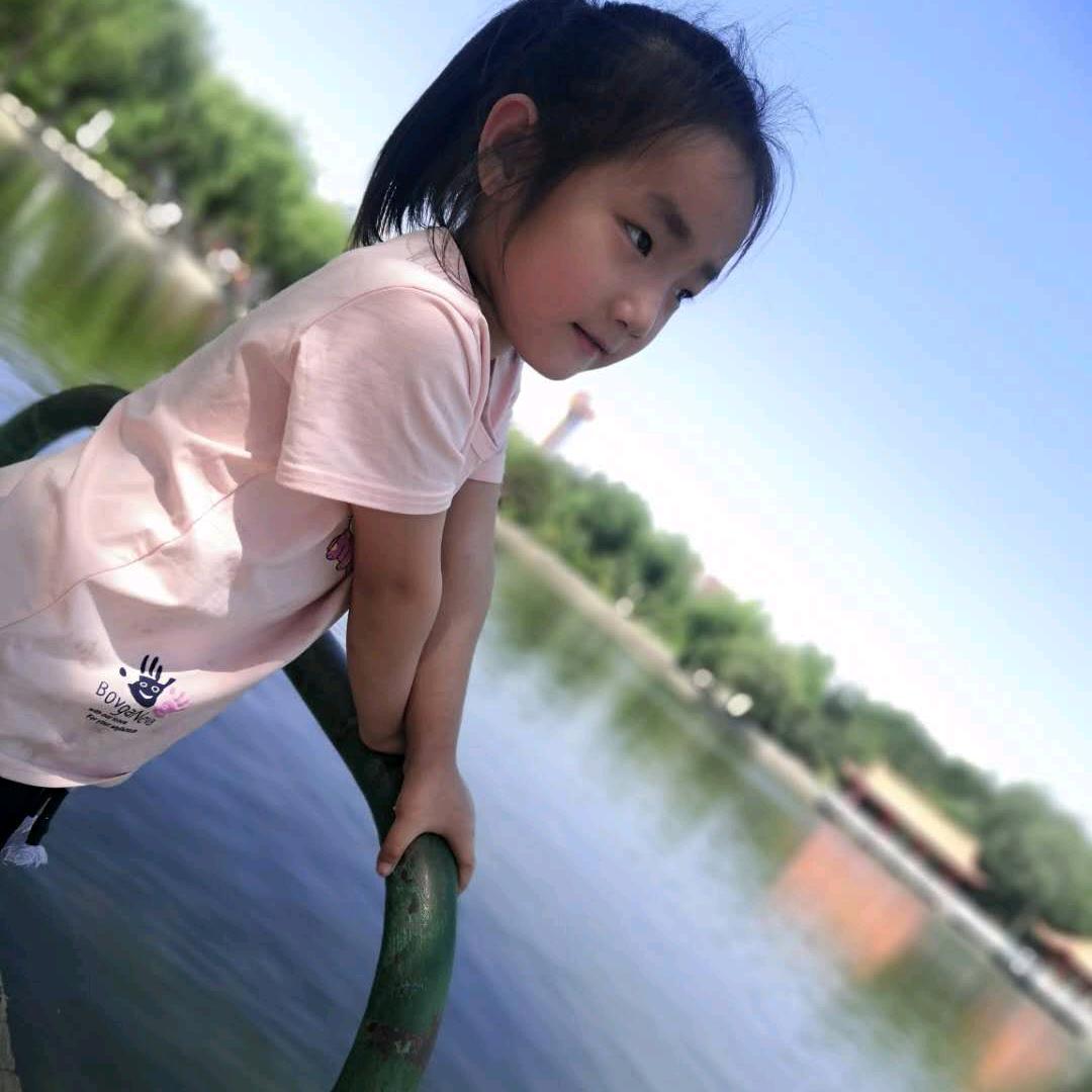 莞尔一笑