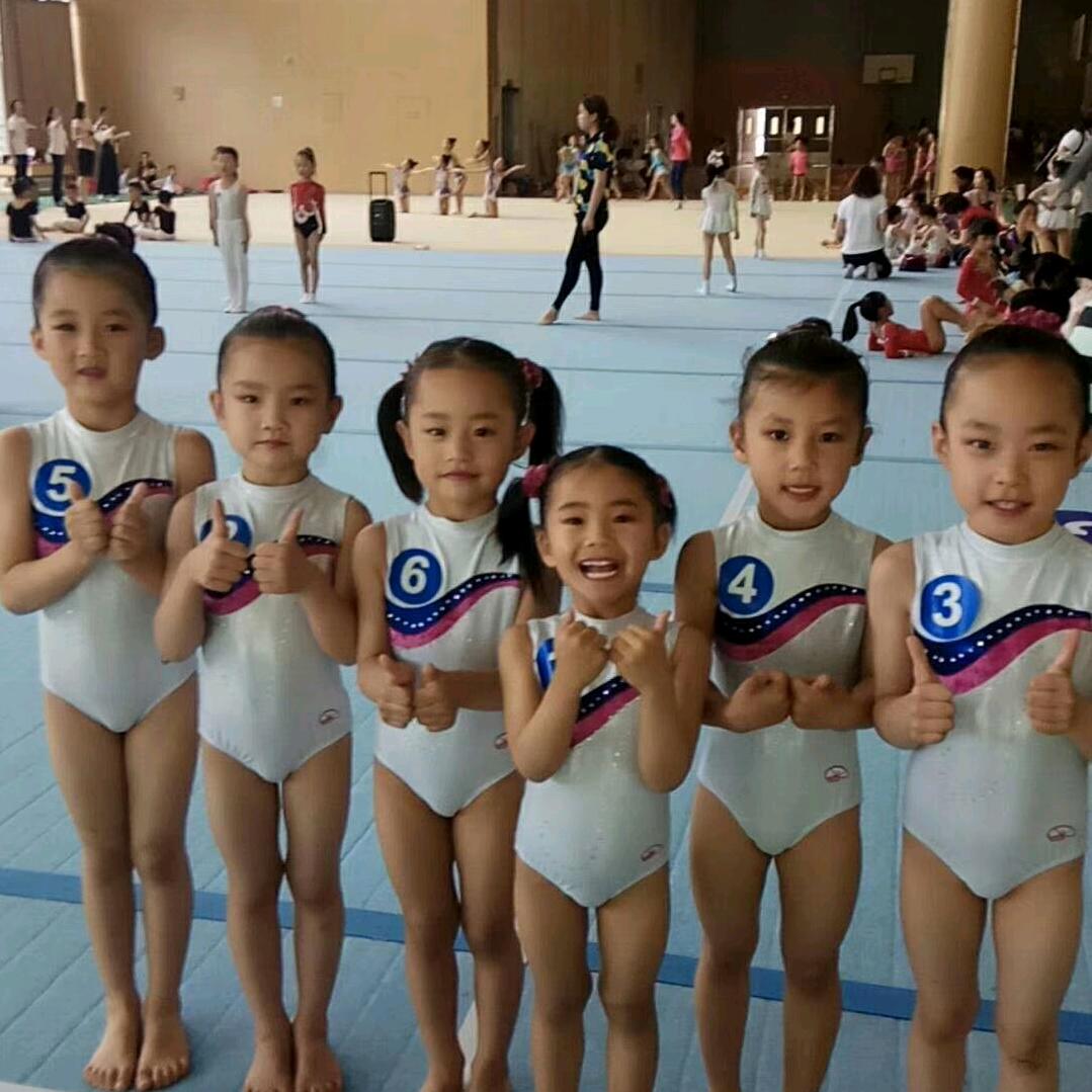 我送女儿练体操