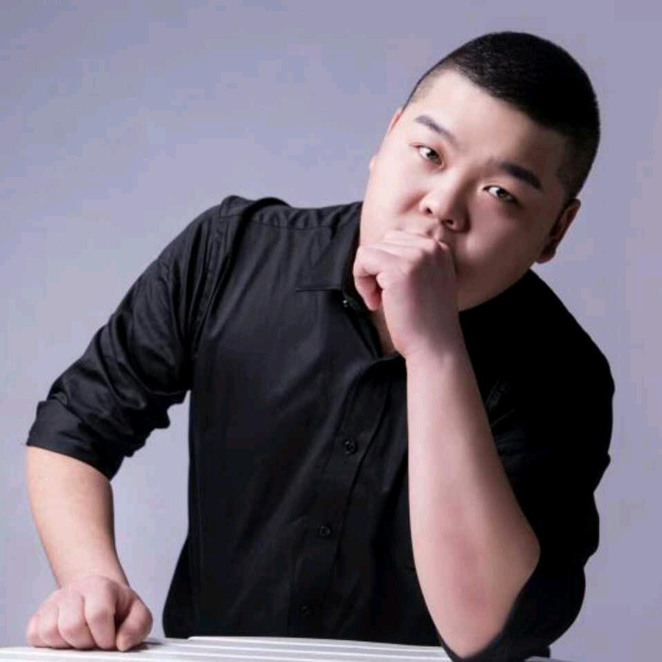 魔术师美发小胖老师