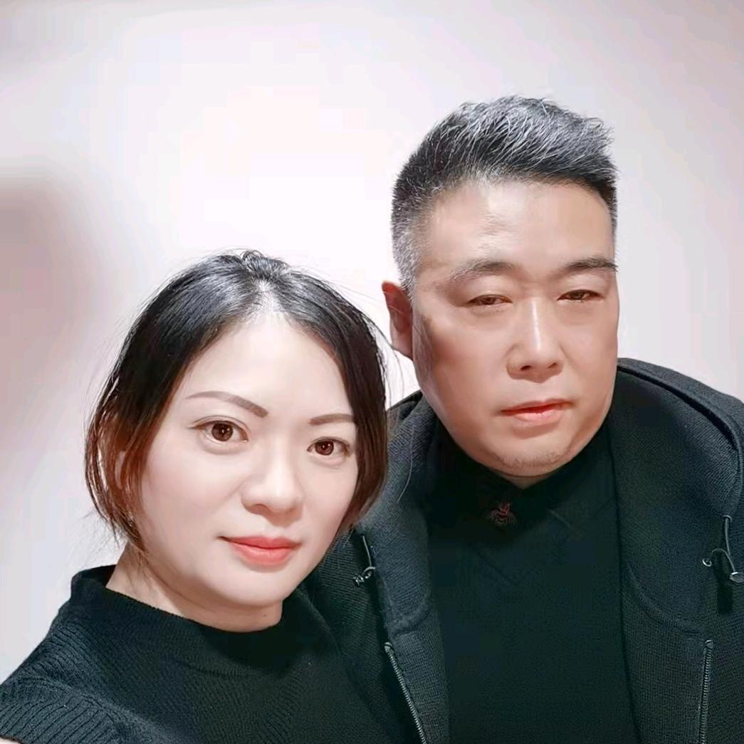 左手拿鱼