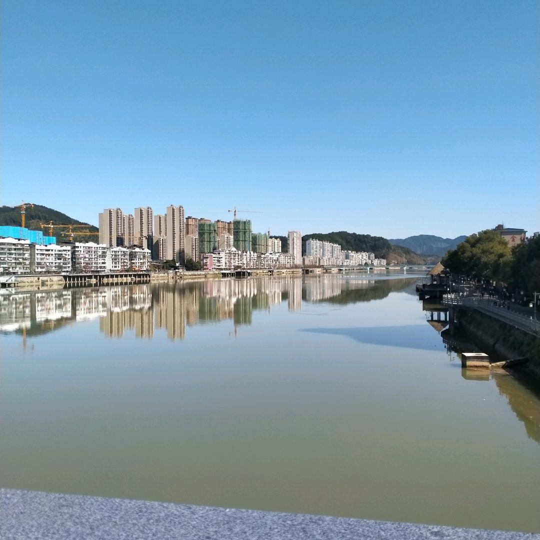 @依旭