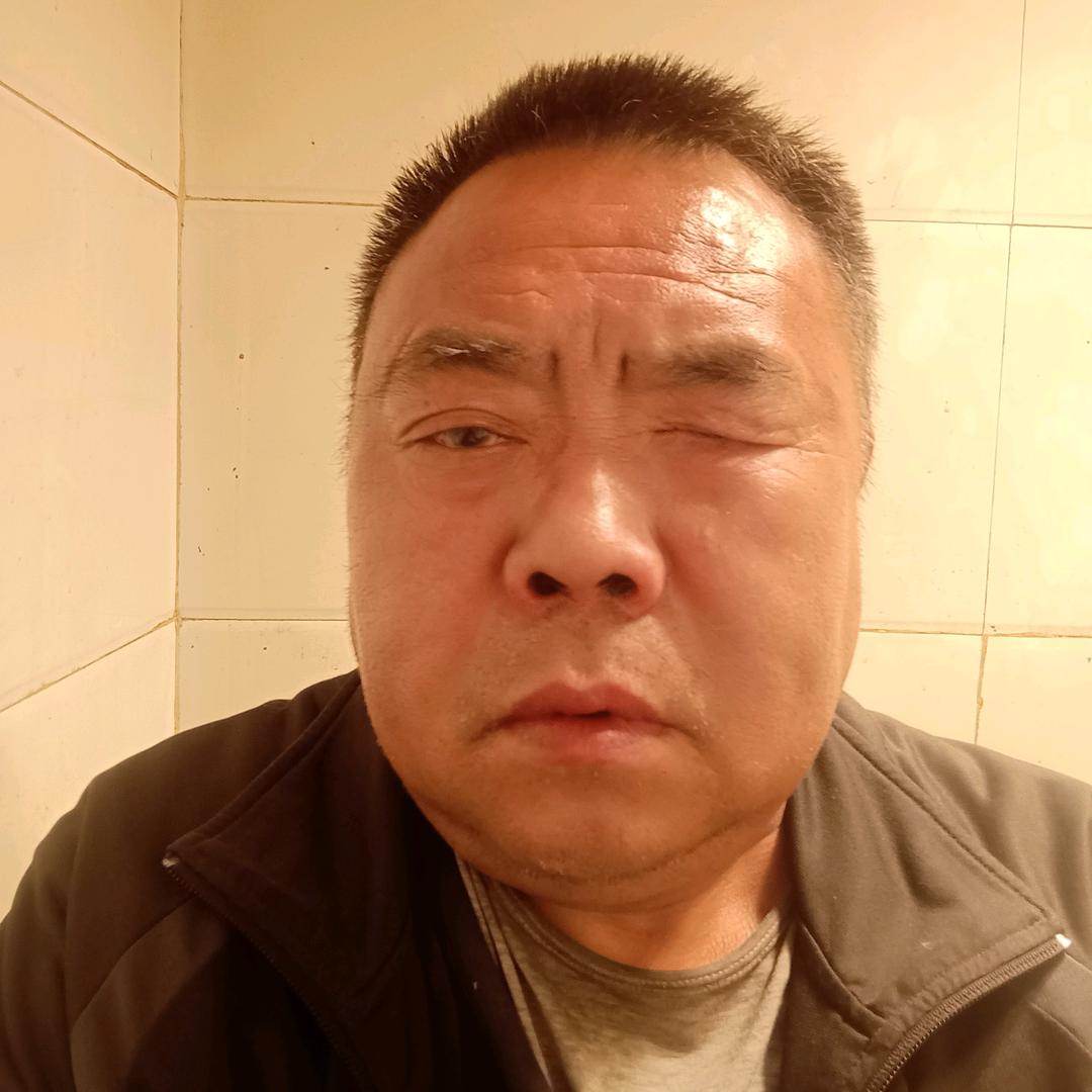 一个老小伙。