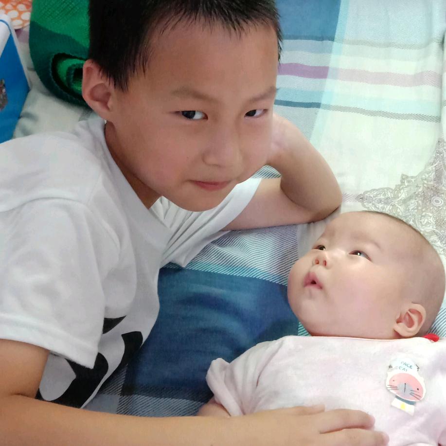 四口之家爸爸，妈妈，哥哥，妹妹