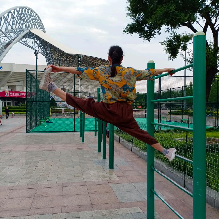 开心快乐的瑜伽人