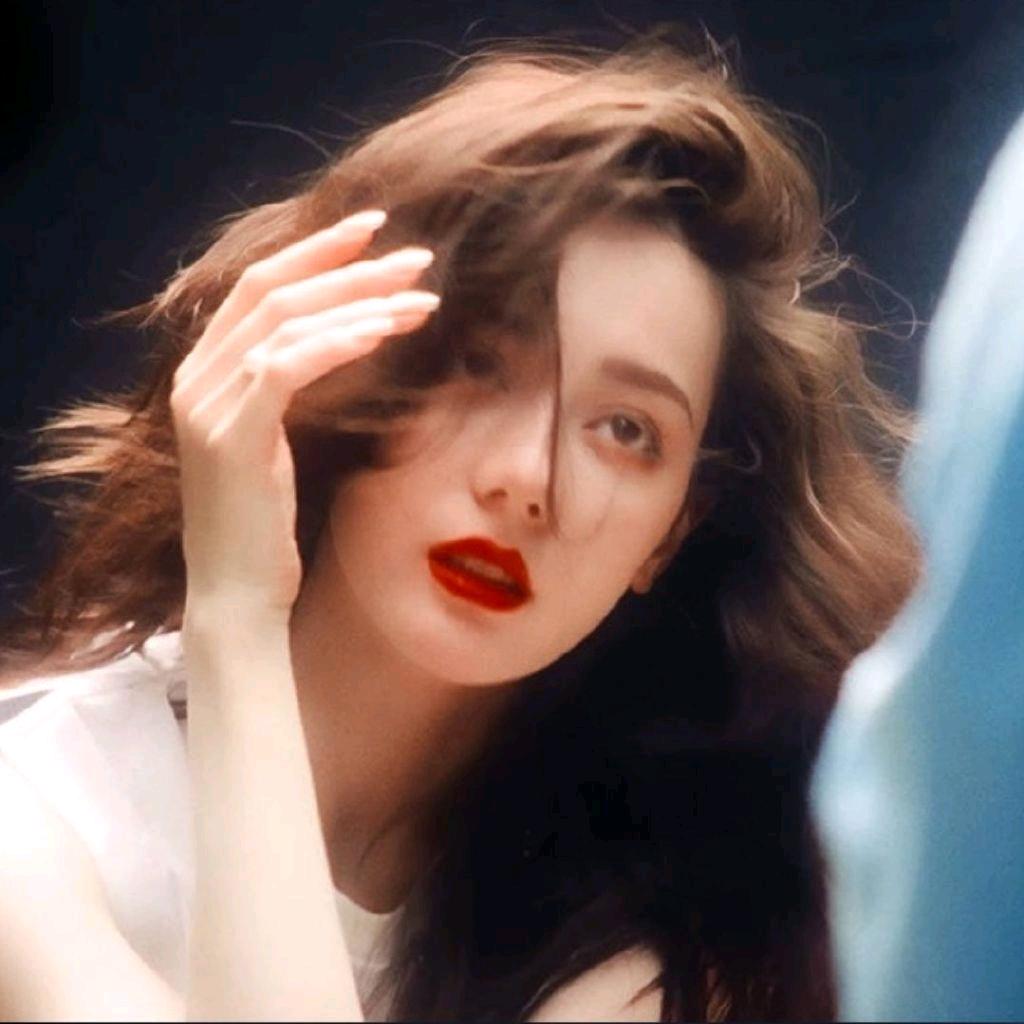 躺在迪丽热巴怀里的小樱桃