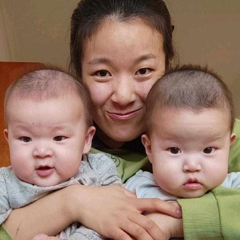 有一对双胞胎儿子好幸福