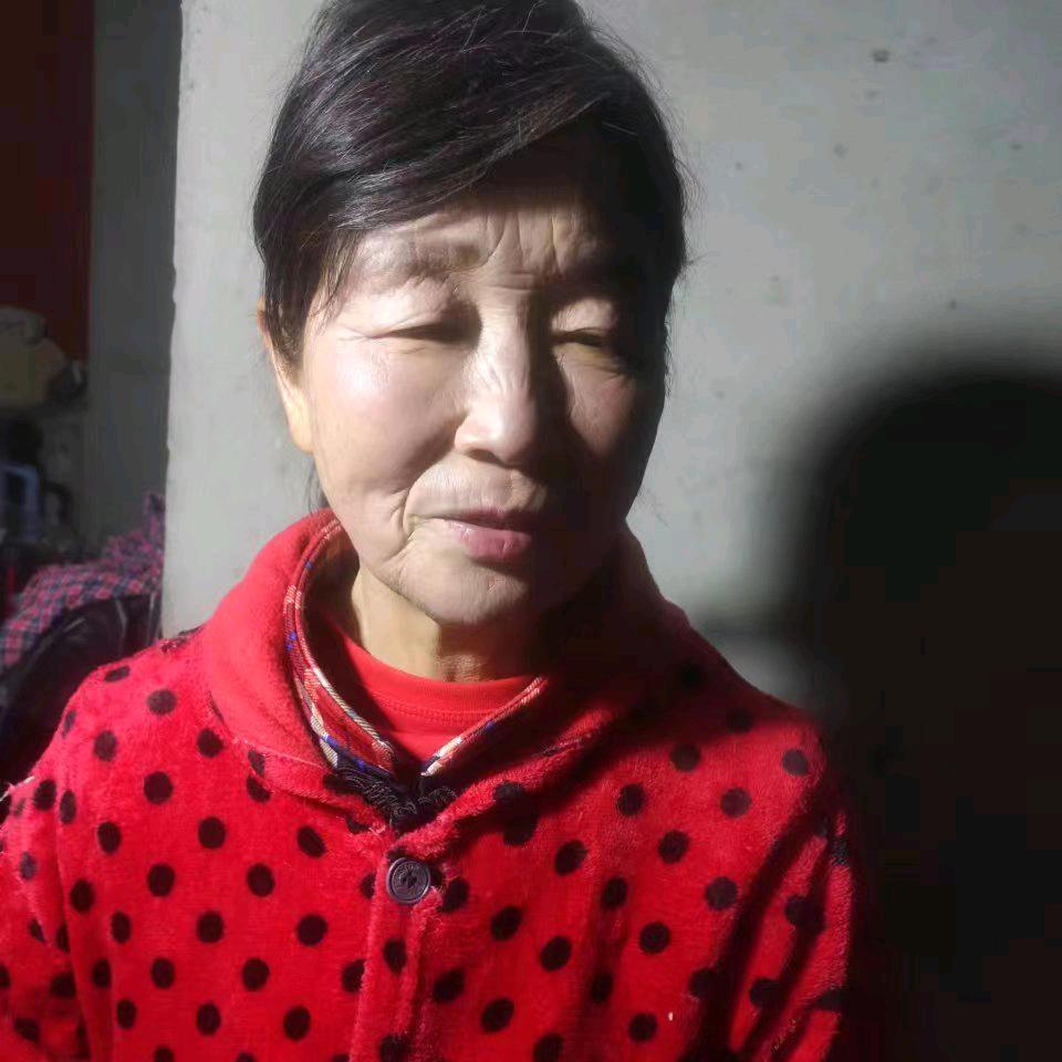 曹由姐