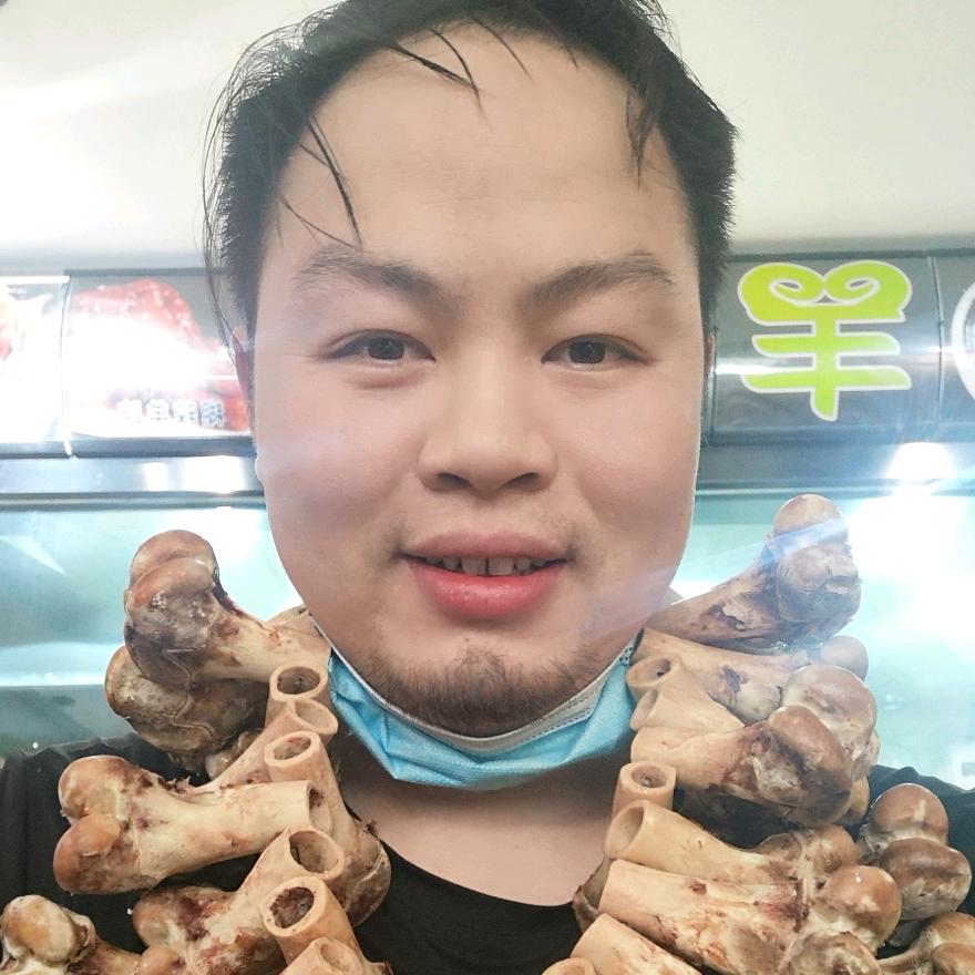 艾啃羊棒骨