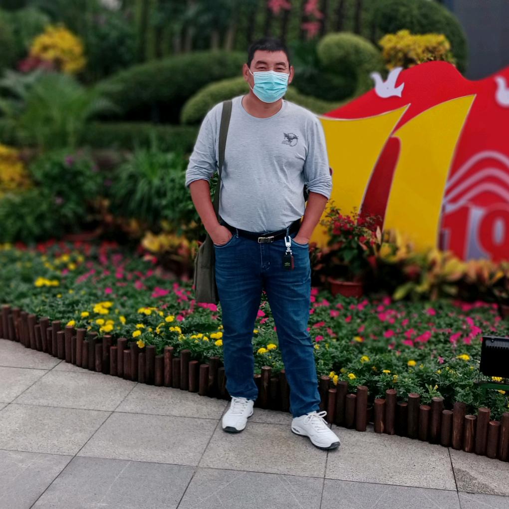 刘恋丁心，伟荣相伴。