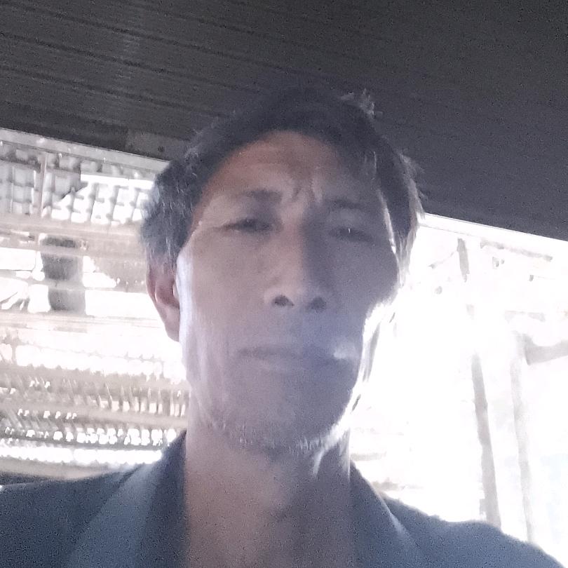 老何：