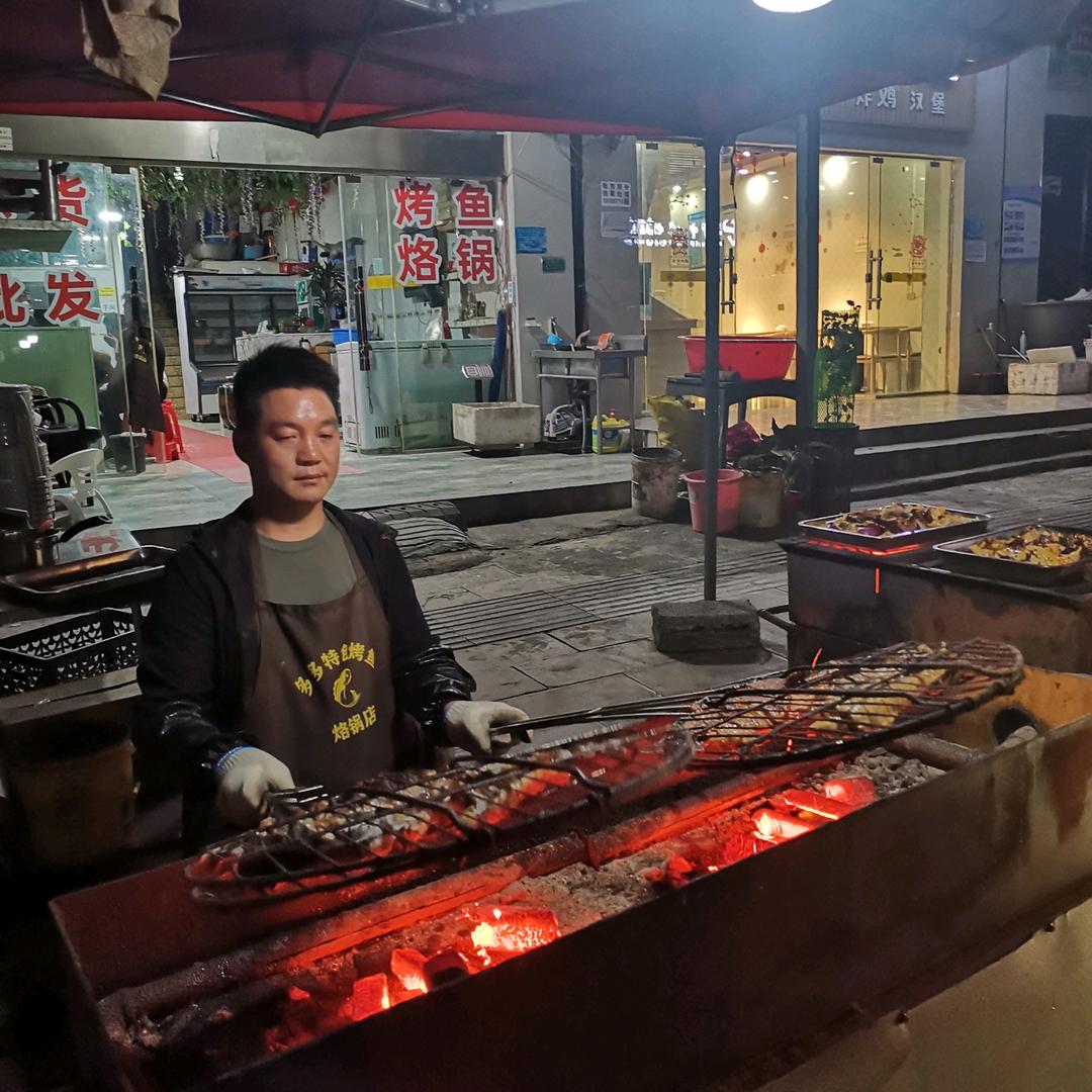 彭氏多多特色烤鱼@烙锅店