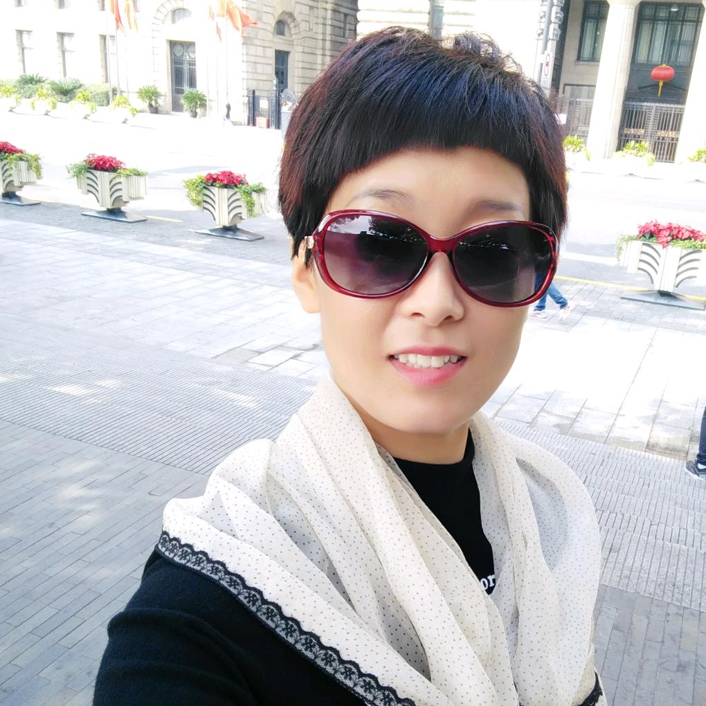 卖家具的小姐姐