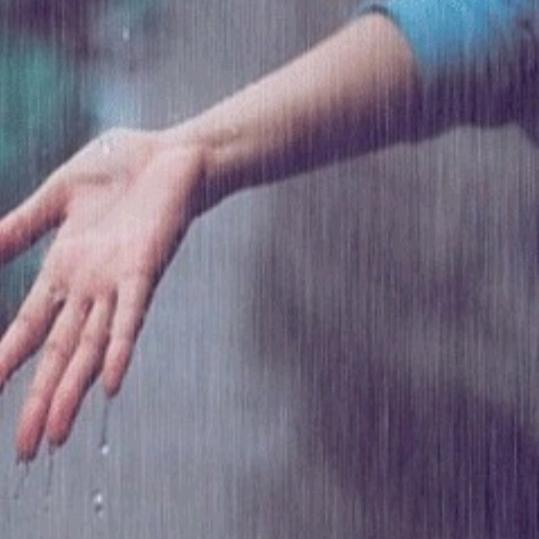 月光落在左手上