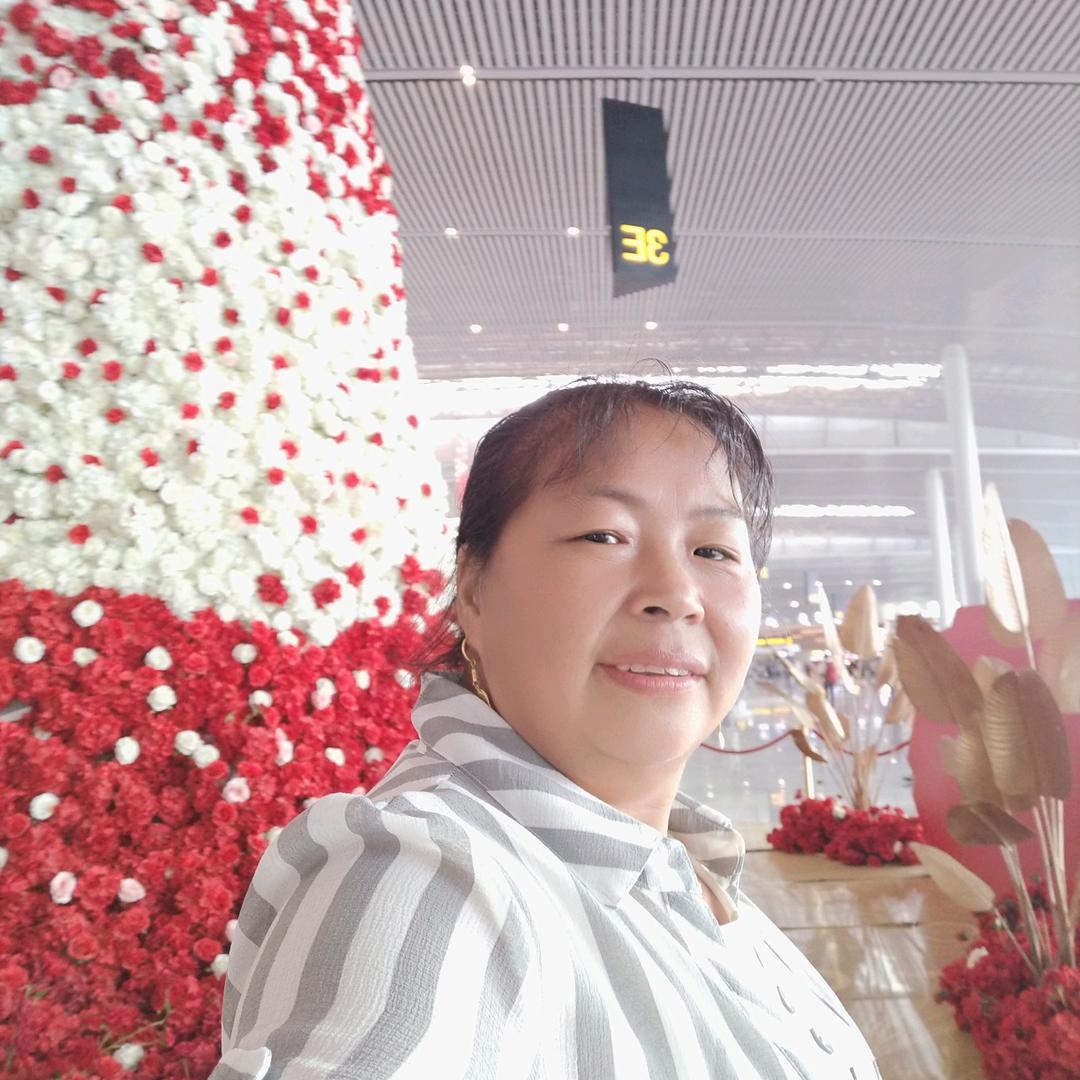 黄代香专搞绿化。种小苗