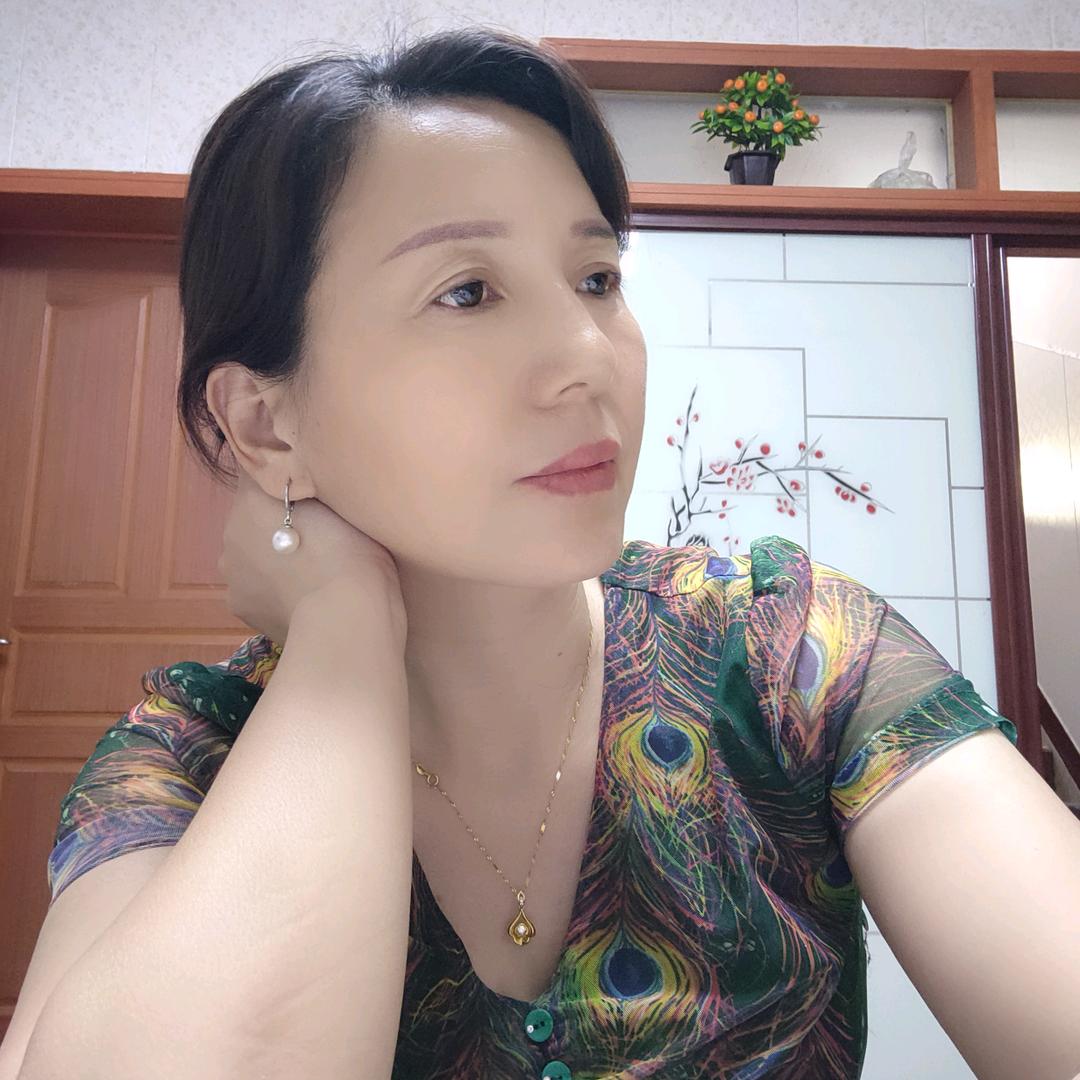 《张馨予》